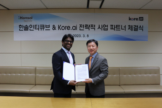 파트너 체결식에 참석한 스리니 언나마라(왼쪽) 코어에이아이 부사장과 류창성 한솔인티큐브 대표가 사진을 찍고 있다. 코어에이아이 제공